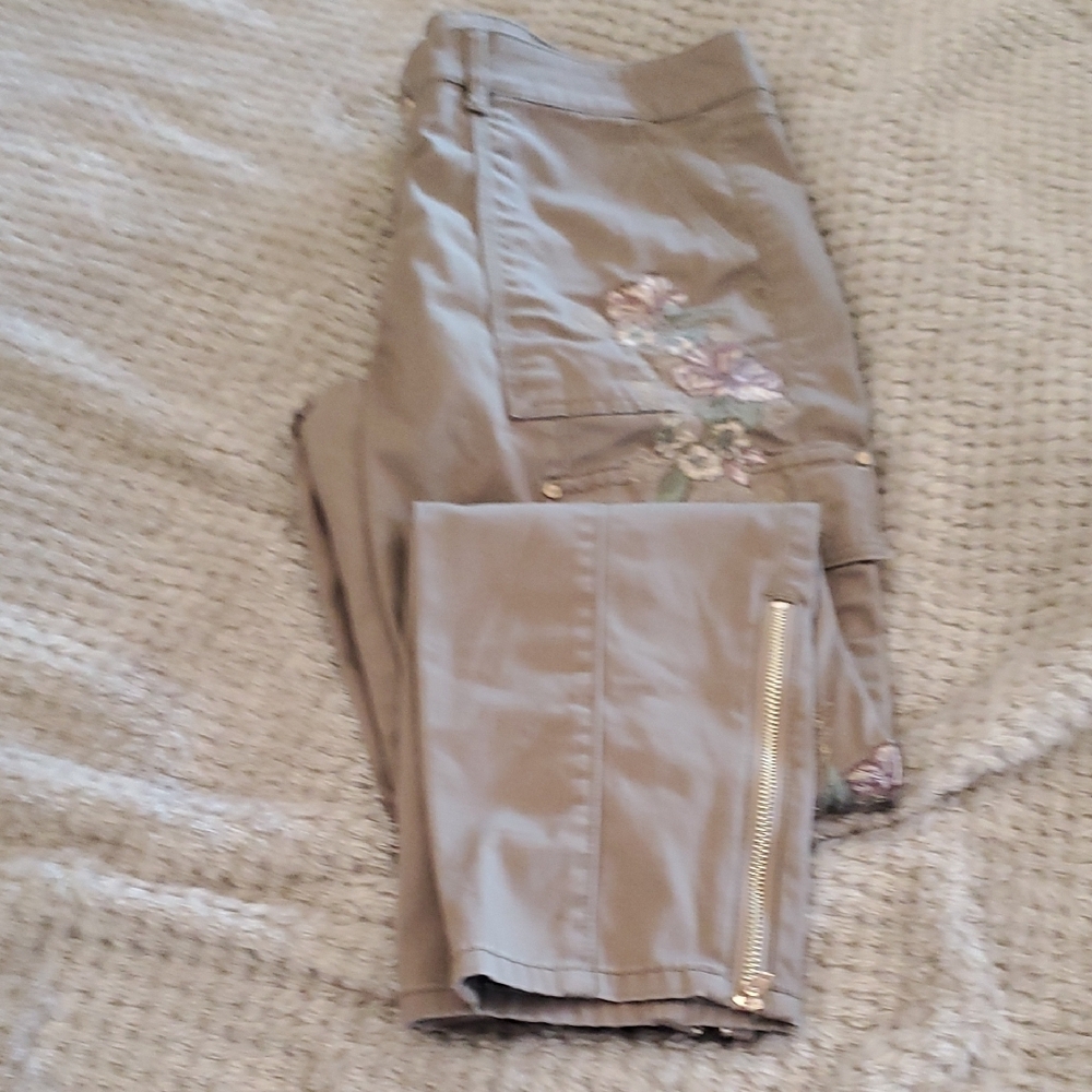 Floral Embroidered Beige Pants